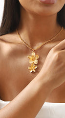 Elegance Metal Flower Pendant Necklace - Gold