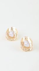 Mira Pearled Oyster Stud Earrings - Gold