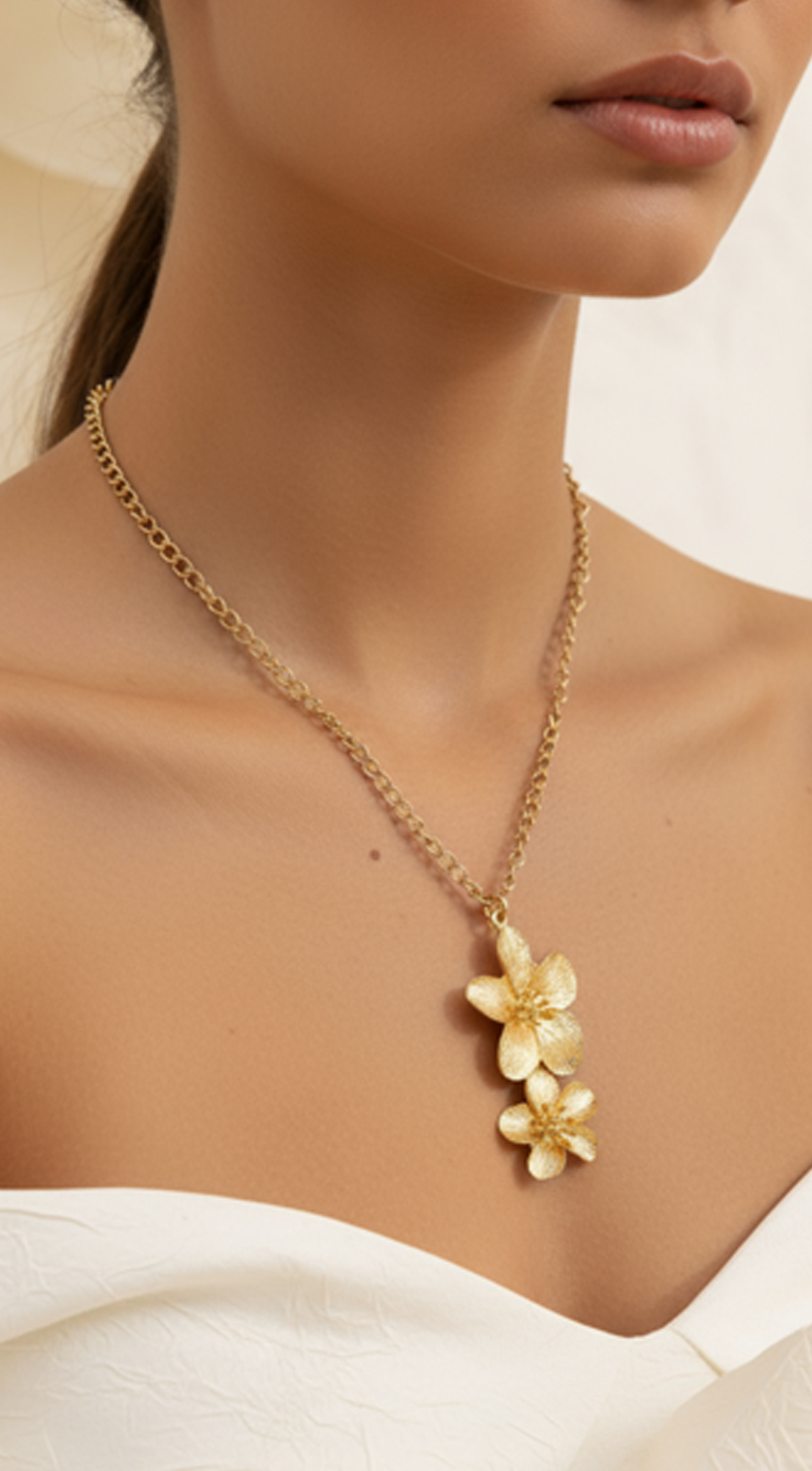 Elegance Metal Flower Pendant Necklace - Gold