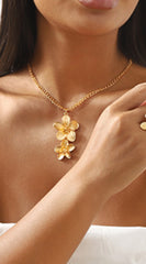 Elegance Metal Flower Pendant Necklace - Gold