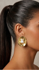 Mira Pearled Oyster Stud Earrings - Gold